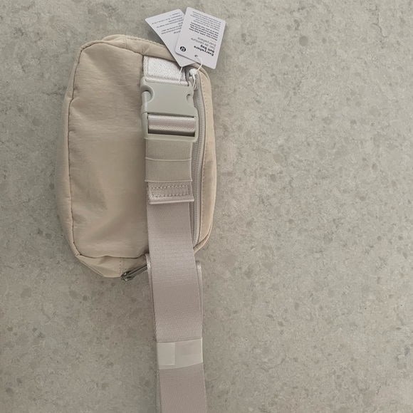 Brand new Lululemon pouch never used $25 - Picture 2 of 2